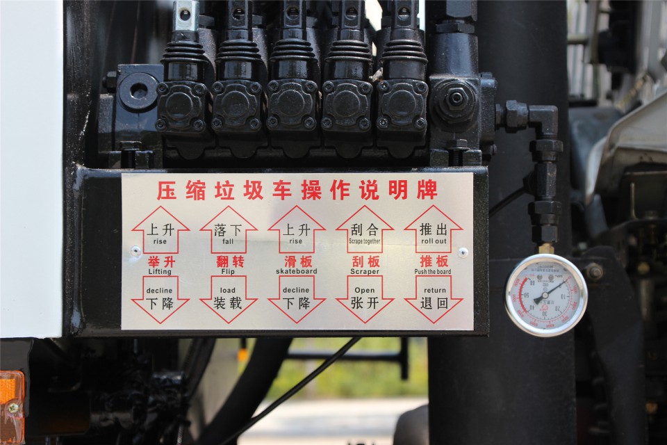 东风御虎10-12立方程力压缩垃圾车 (10)